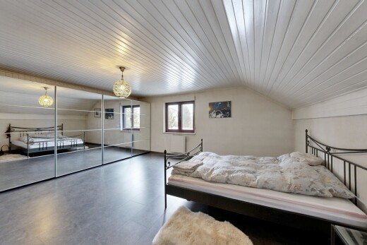 chambre avec vaulted ceiling, plafond voûté, natural light, lumière naturelle, et low ceiling