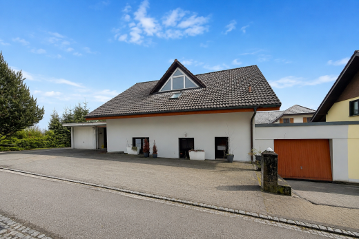 außenansicht mit ziegeldach, property visible, day time, und stuckverkleidung