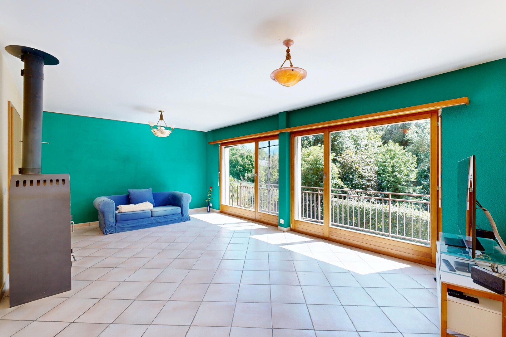 salon avec drywall, cloison sèche, tile floor, sol en carrelage, et light floor