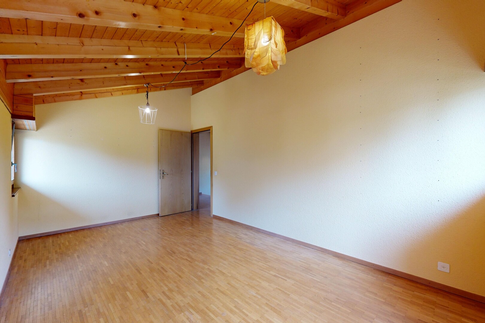 pièce vide avec drywall, cloison sèche, éclairage suspendu, beamed ceiling, et plafond à poutres