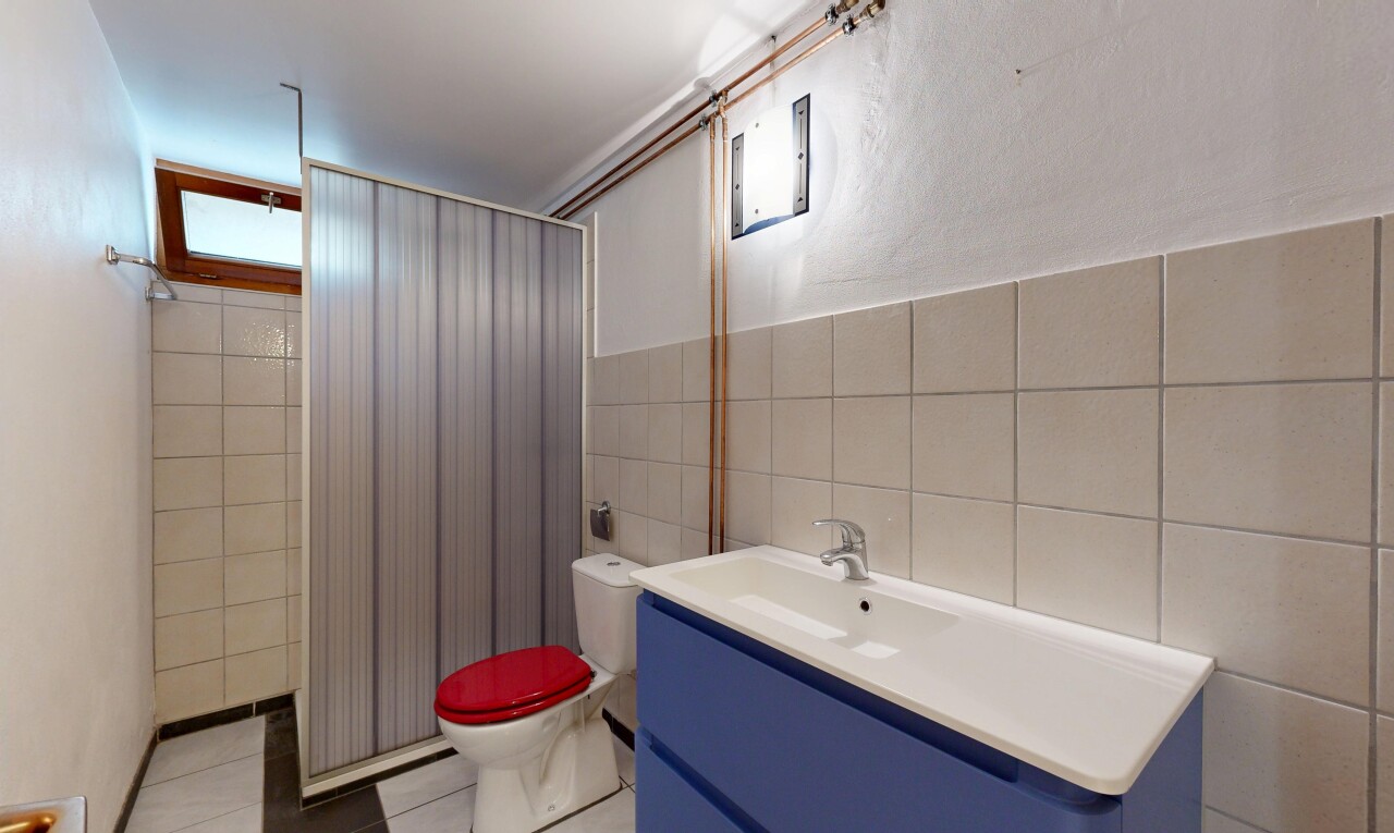 salle de bains avec tile wall, mur en carrelage, douche, lavabo (ou coiffeuse selon le contexte), et salle de bain complète