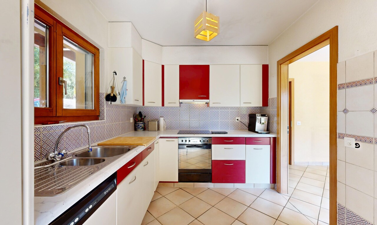 cuisine avec two tone kitchen, four, light floor, backsplash, et dosseret