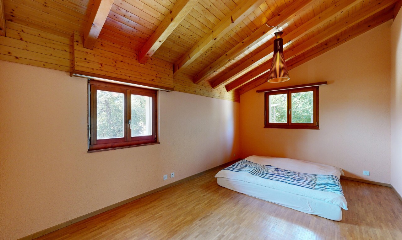 chambre avec vaulted ceiling, plafond voûté, beamed ceiling, plafond à poutres, et wood ceiling