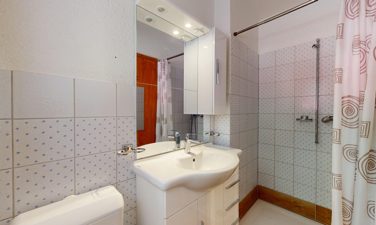 salle de bains avec douche, lavabo (ou coiffeuse selon le contexte), salle de bain complète, tile wall, et mur en carrelage
