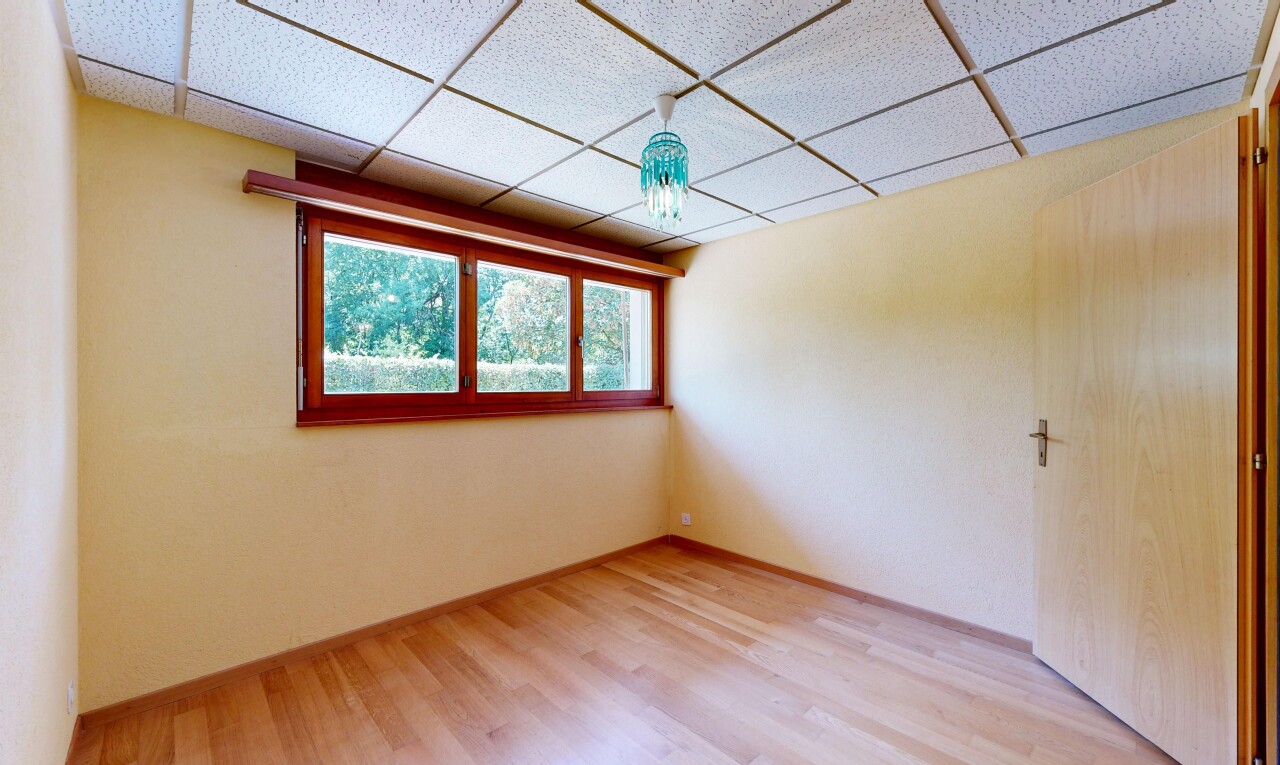 pièce vide avec drywall, cloison sèche, drop ceiling, plafond suspendu, et wood finish floor