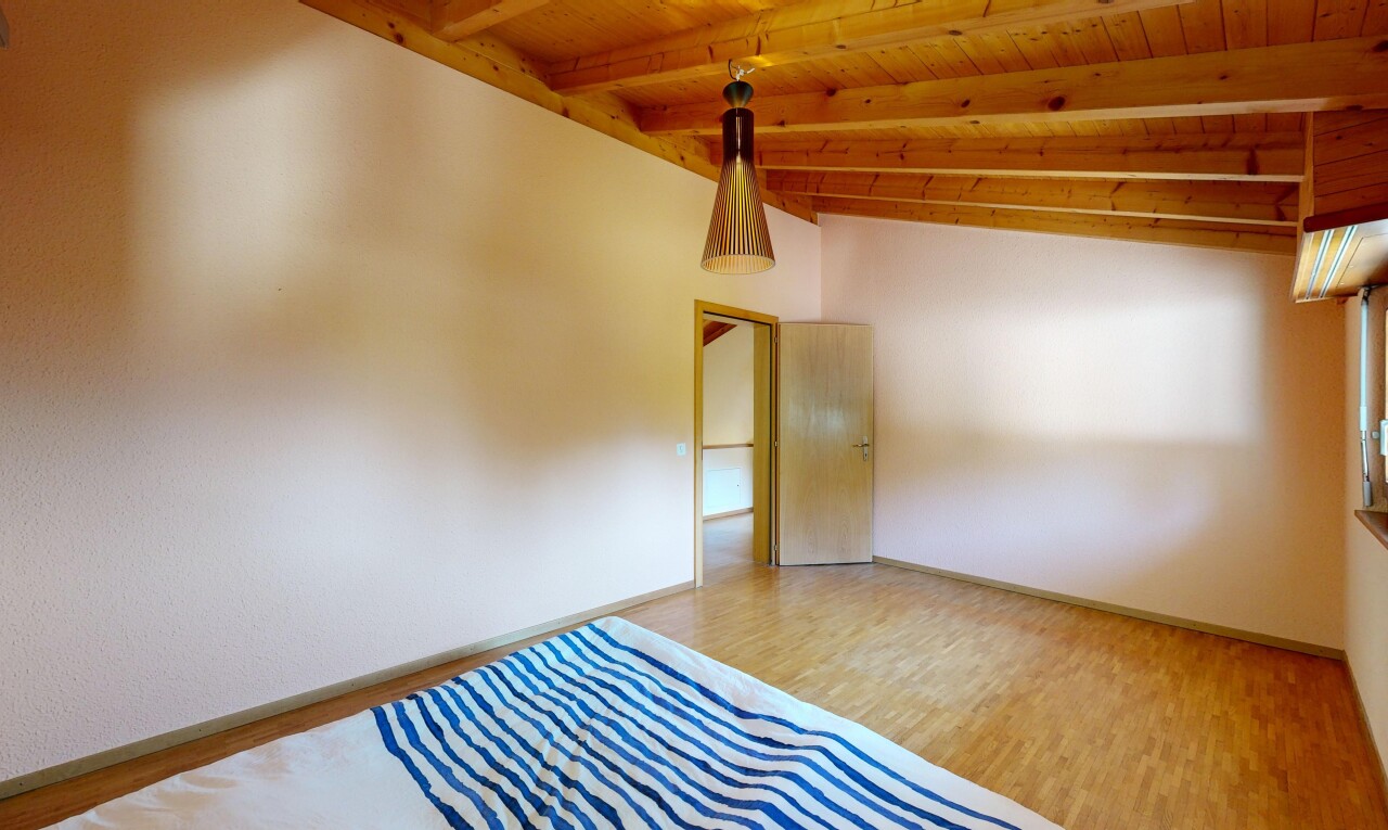 chambre avec beamed ceiling, plafond à poutres, wood ceiling, plafond en bois, et high end ceiling