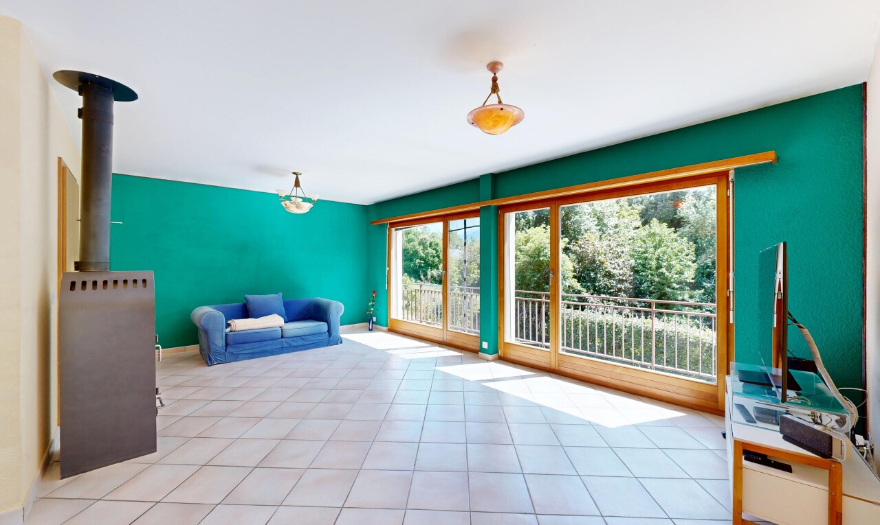 salon avec drywall, cloison sèche, tile floor, sol en carrelage, et light floor