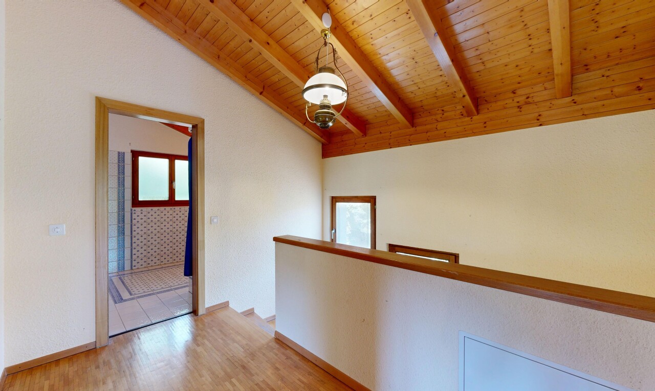 pièce vide avec vaulted ceiling, plafond voûté, beamed ceiling, plafond à poutres, et wood ceiling