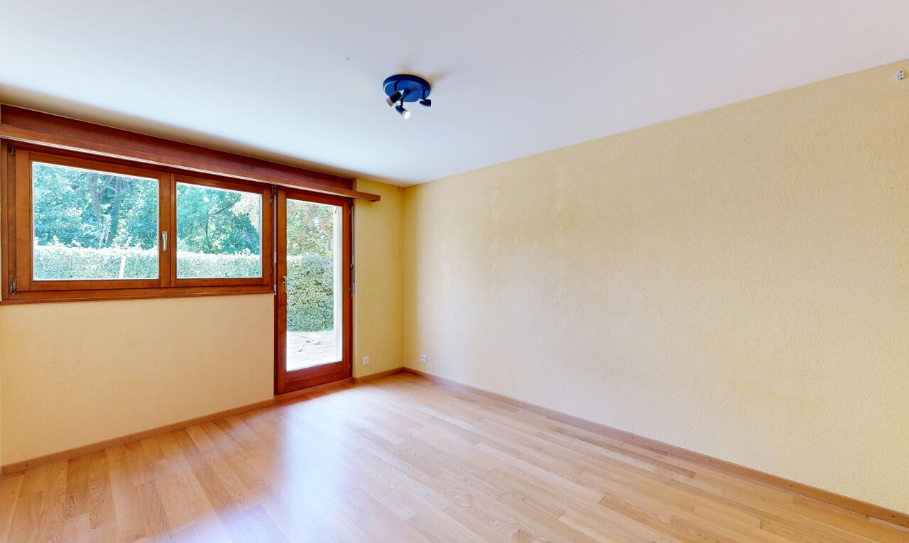 pièce vide avec inside property, wood finish floor, sol en finition bois, drywall, et cloison sèche