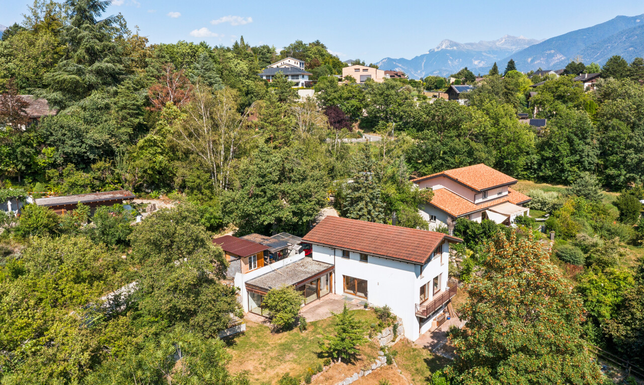 façade avec property visible, day time, woods view, vue sur les bois, et mountain view
