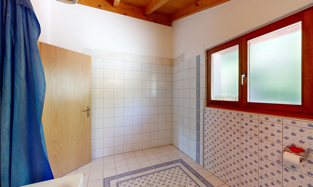 salle de bains avec tile wall, mur en carrelage, salle de bain complète, inside property, et douche
