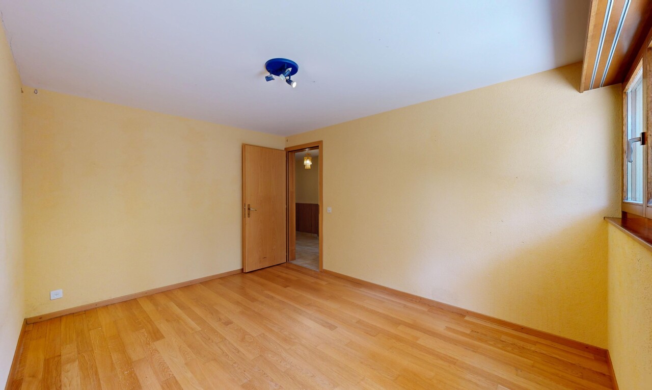 pièce vide avec drywall, cloison sèche, wood finish floor, sol en finition bois, et inside property