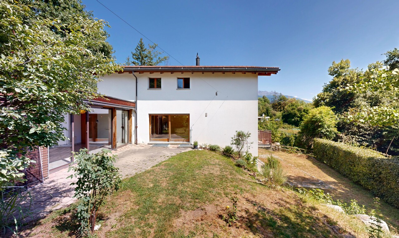 façade avec terrasse, pelouse, property visible, bardage en stuc, et day time