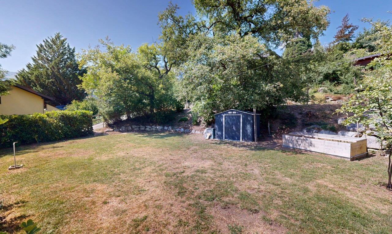 jardin avec abri, structure extérieure, pelouse, day time, et from property