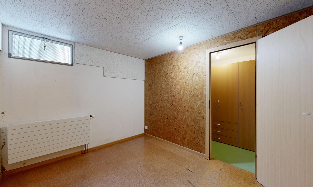 pièce vide avec vinyl floor, sol en vinyle, sous-sol, baseboards wall, et plinthes murales