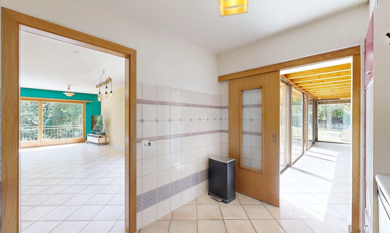 couloir avec tile floor, sol en carrelage, tile wall, mur en carrelage, et drywall