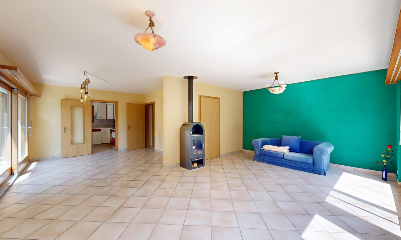 salon avec drywall, cloison sèche, inside property, light floor, et tile floor
