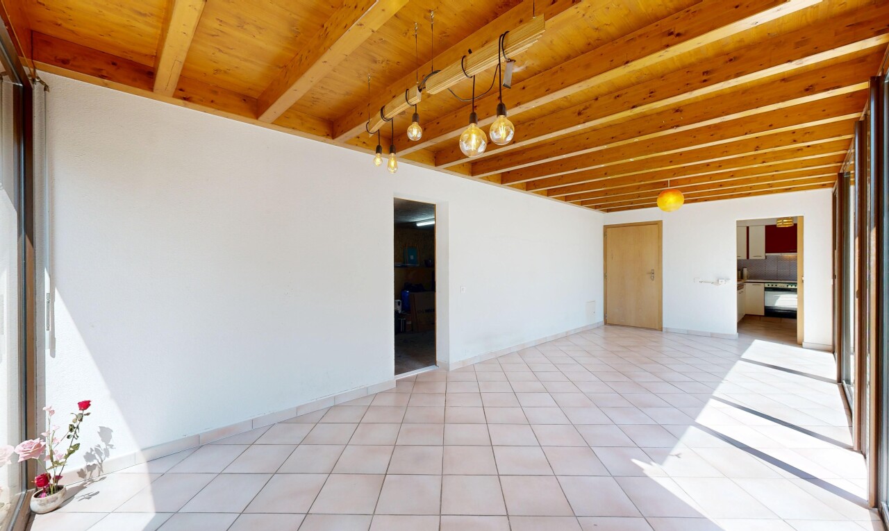 pièce vide avec éclairage suspendu, drywall, cloison sèche, tile floor, et sol en carrelage