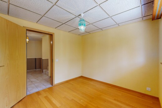 pièce vide avec drywall, cloison sèche, inside property, drop ceiling, et plafond suspendu