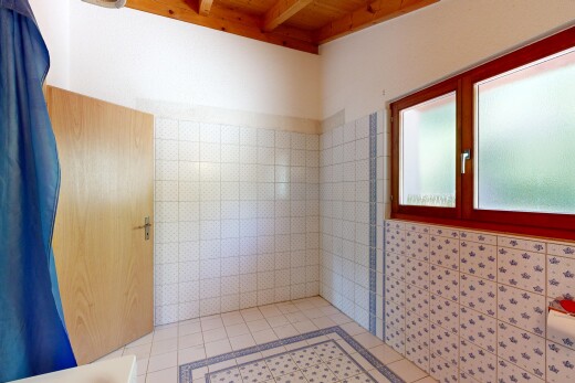 salle de bains avec tile wall, mur en carrelage, salle de bain complète, inside property, et douche
