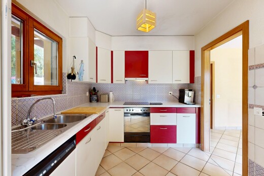 cuisine avec two tone kitchen, four, light floor, backsplash, et dosseret