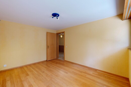 pièce vide avec drywall, cloison sèche, wood finish floor, sol en finition bois, et inside property