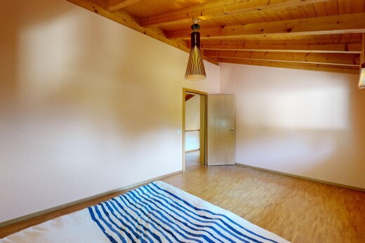 chambre avec beamed ceiling, plafond à poutres, wood ceiling, plafond en bois, et high end ceiling