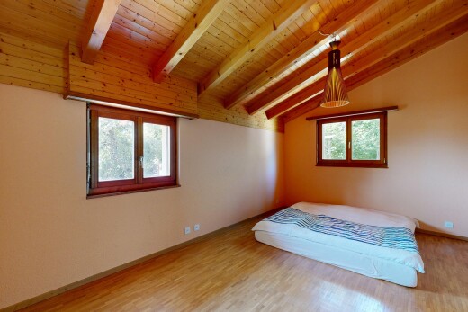 chambre avec vaulted ceiling, plafond voûté, beamed ceiling, plafond à poutres, et wood ceiling