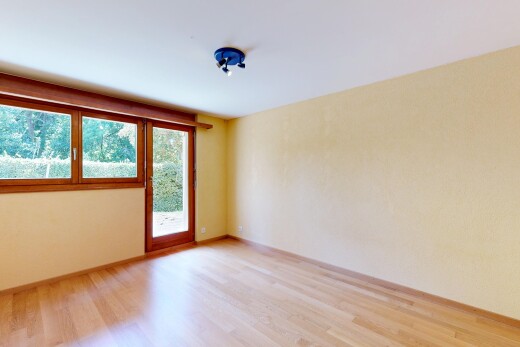 pièce vide avec inside property, wood finish floor, sol en finition bois, drywall, et cloison sèche