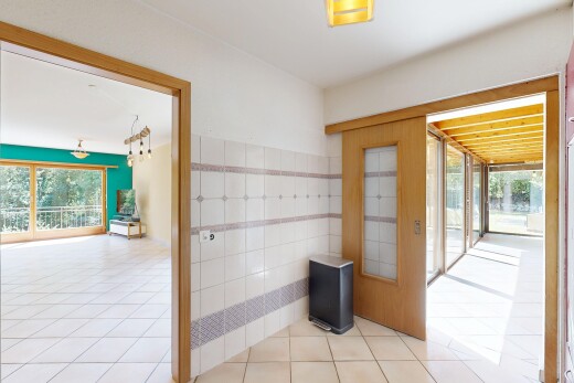 couloir avec tile floor, sol en carrelage, tile wall, mur en carrelage, et drywall