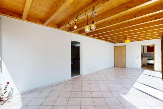 pièce vide avec éclairage suspendu, drywall, cloison sèche, tile floor, et sol en carrelage