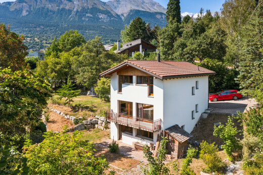 außenansicht mit ziegeldach, drone view, property visible, stuckverkleidung, und blick auf die berge