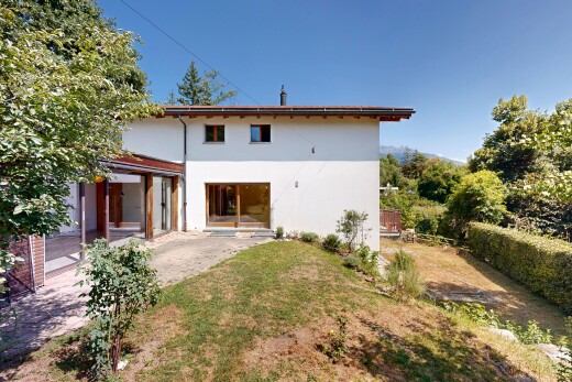 façade avec terrasse, pelouse, property visible, bardage en stuc, et day time