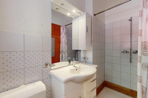 salle de bains avec douche, lavabo (ou coiffeuse selon le contexte), salle de bain complète, tile wall, et mur en carrelage