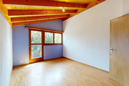 pièce vide avec vaulted ceiling, plafond voûté, wood finish floor, sol en finition bois, et beamed ceiling
