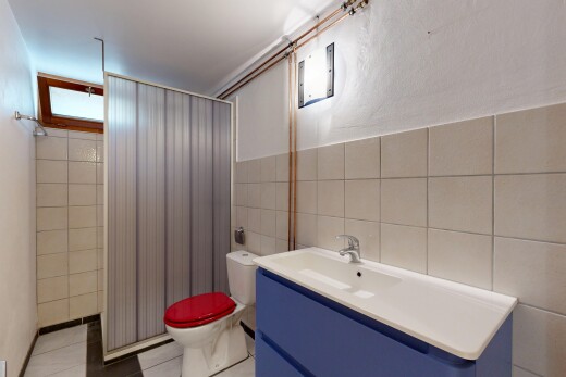 salle de bains avec tile wall, mur en carrelage, douche, lavabo (ou coiffeuse selon le contexte), et salle de bain complète