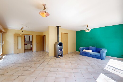 salon avec drywall, cloison sèche, inside property, light floor, et tile floor