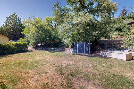 jardin avec abri, structure extérieure, pelouse, day time, et from property