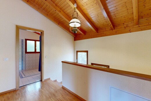 pièce vide avec vaulted ceiling, plafond voûté, beamed ceiling, plafond à poutres, et wood ceiling