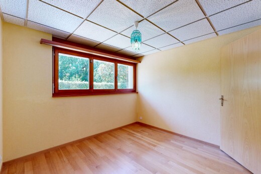 pièce vide avec drywall, cloison sèche, drop ceiling, plafond suspendu, et wood finish floor