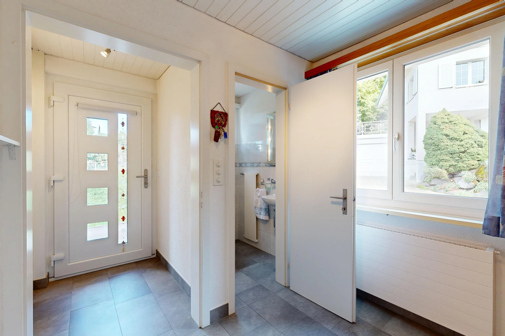 halle / korridor mit außenzugang, kühler, inside community, drywall, und gipskartonwand