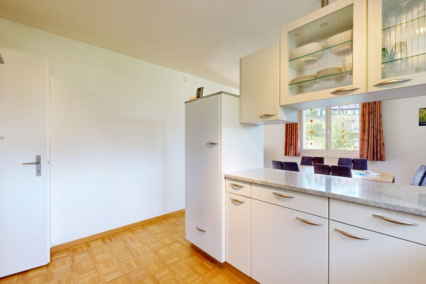 küche mit light countertops, light floor, drywall, gipskartonwand, und glass insert cabinets