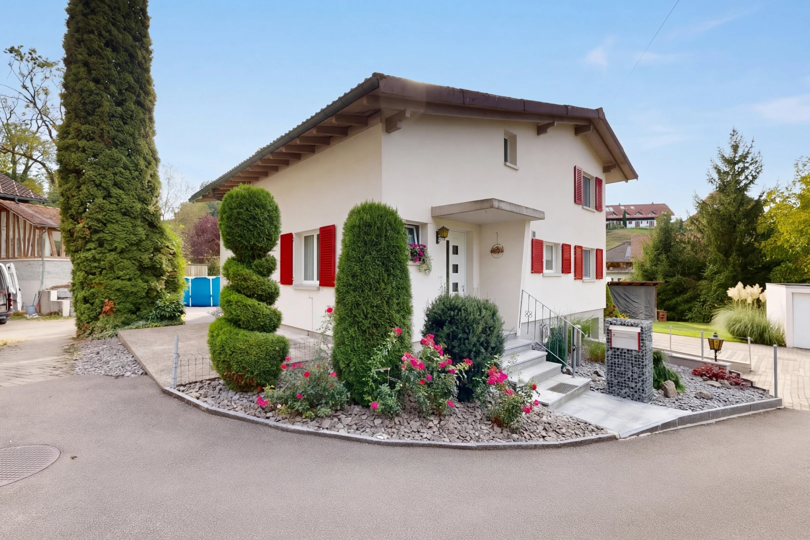 außenansicht mit property visible, stuckverkleidung, day time, und vortreppe