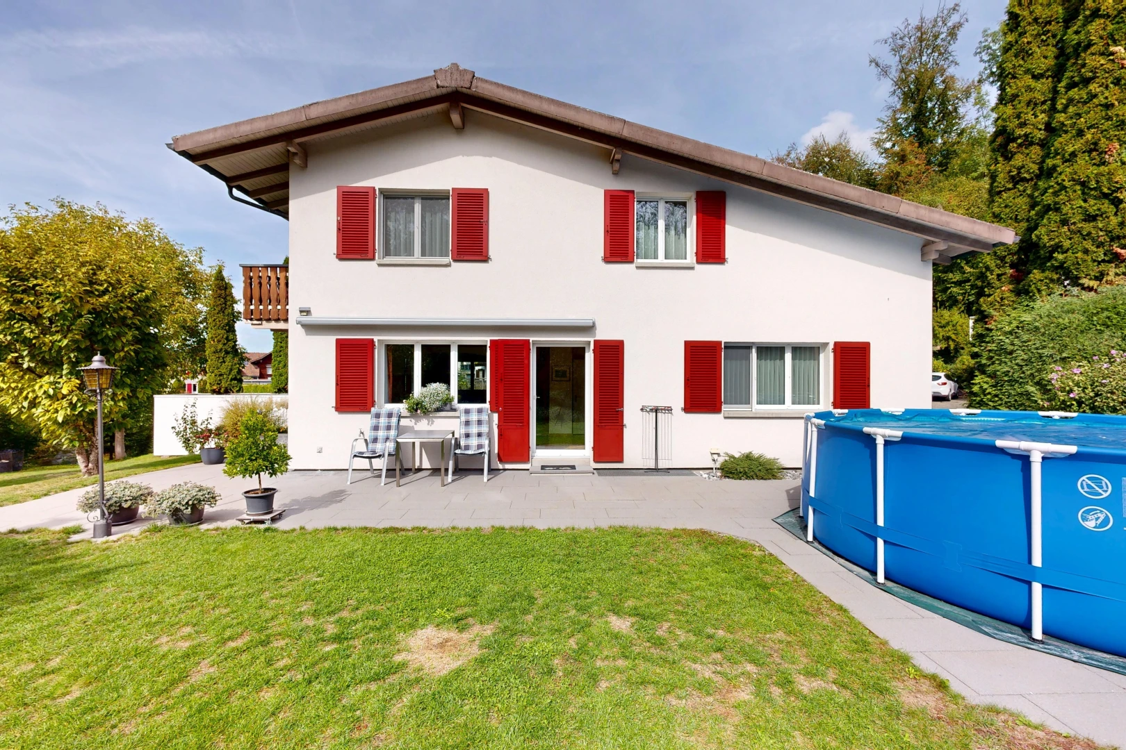 außenansicht mit schwimmbad, property visible, straßenlaternen, rasen, und terrasse