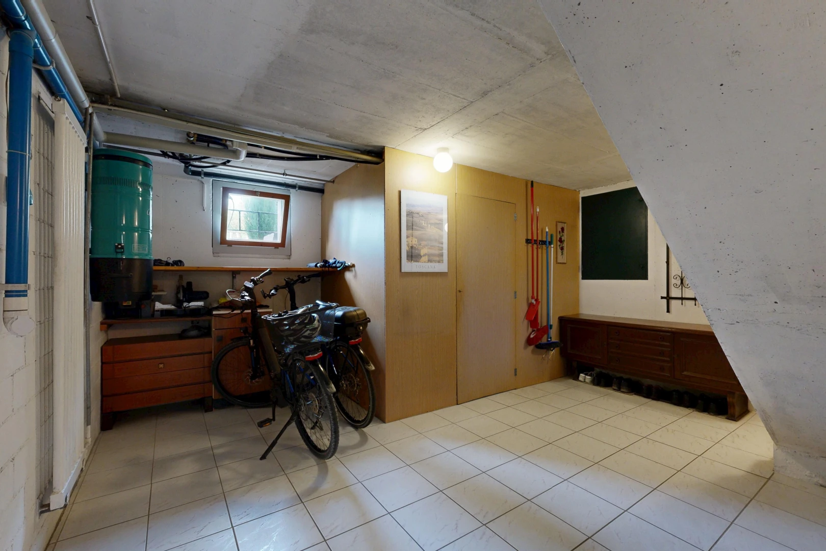 zimmer / schlafzimmer mit inside property, natürliches licht, tile floor, und fliesenboden