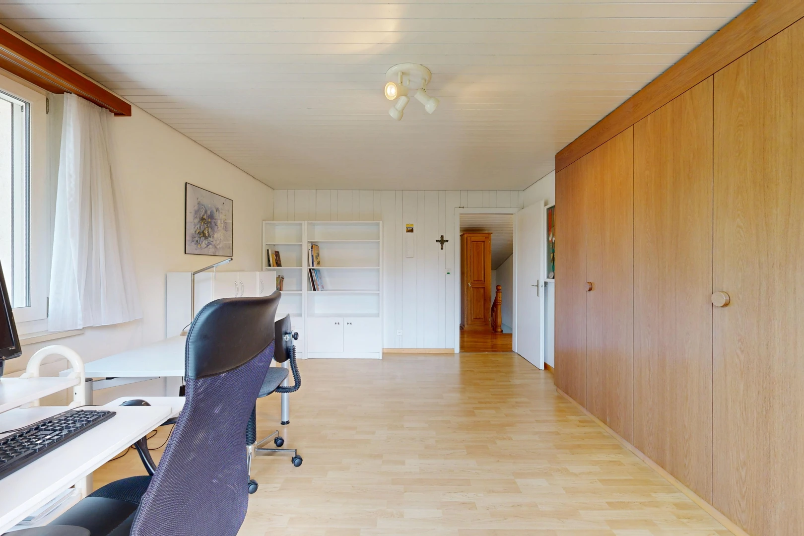 büro mit eingebaute regale, holzfußboden, wood finish floor, inside property, und light floor