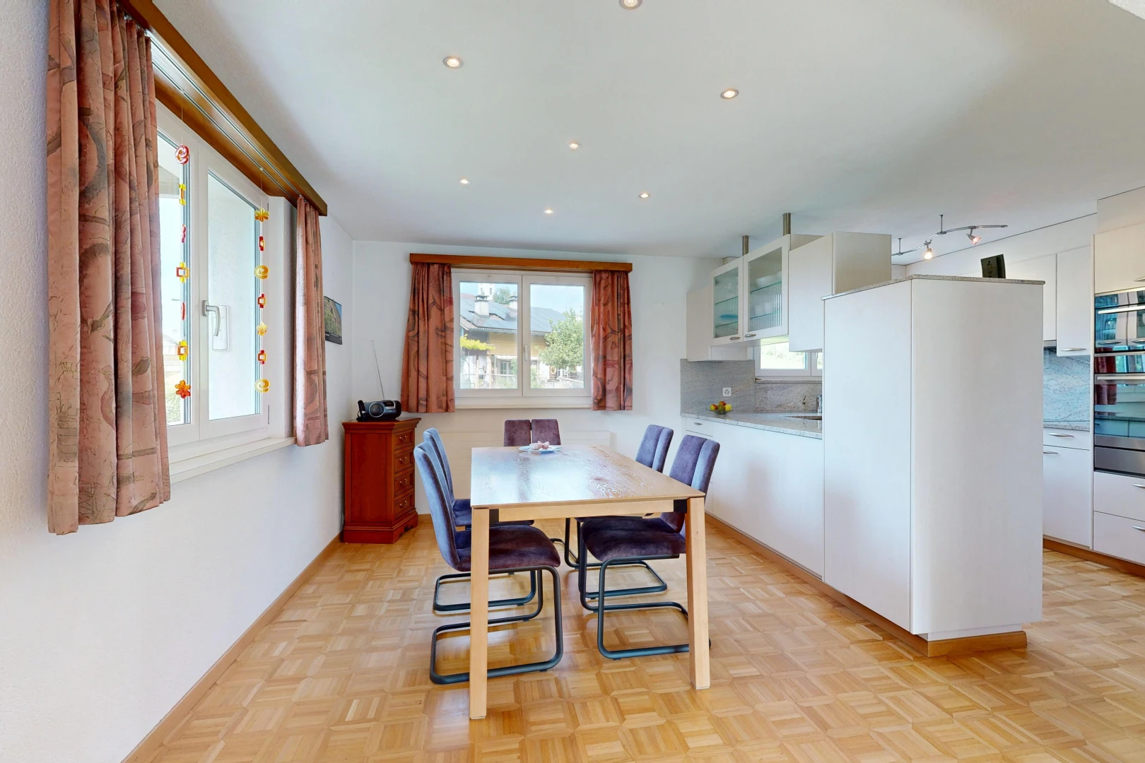 esszimmer mit deckenbeleuchtung, natürliches licht, light floor, gipskartonwand, und drywall