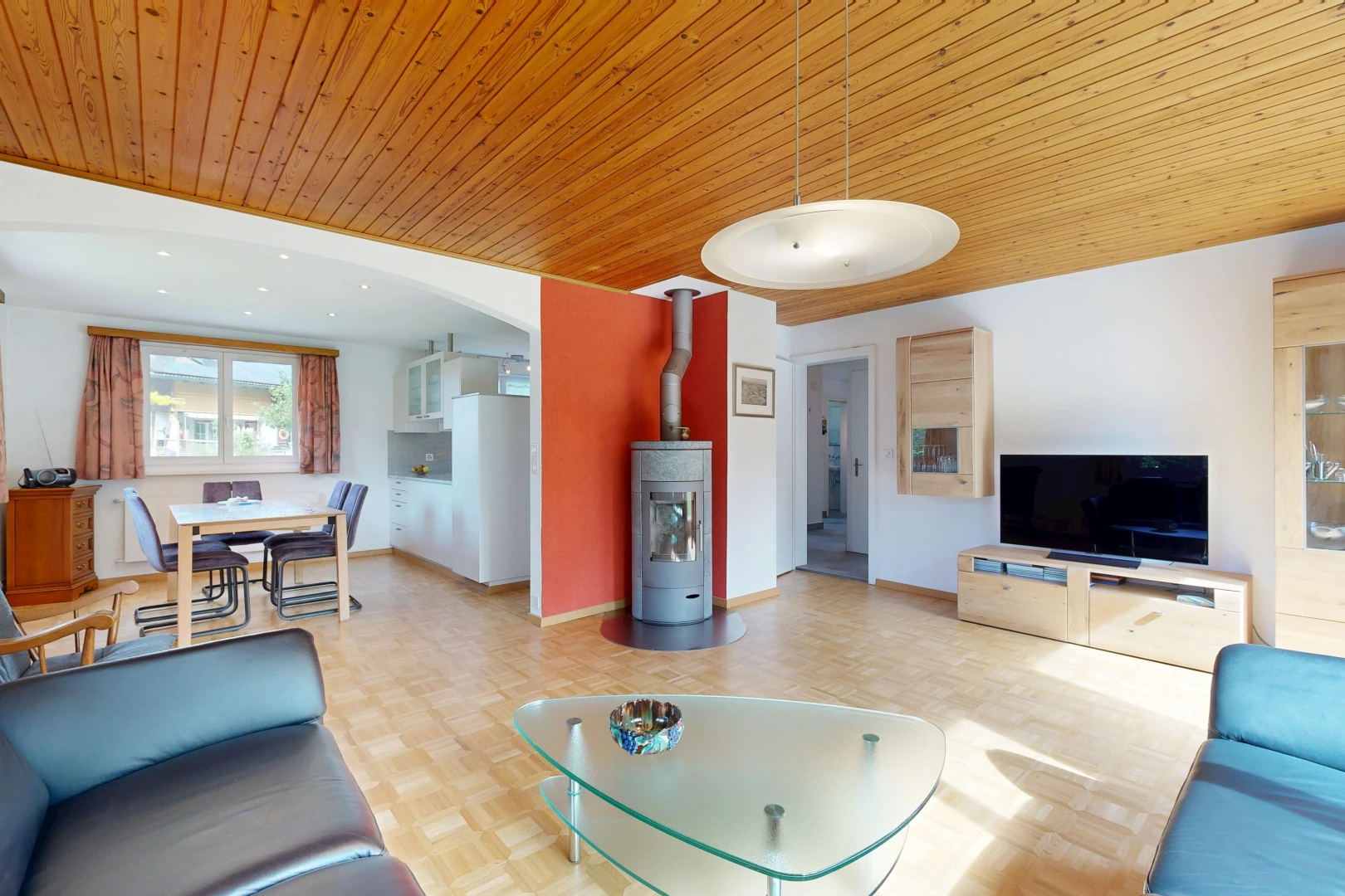 wohn- / esszimmer mit holzofen, holzdecke, wood ceiling, gipskartonwand, und drywall