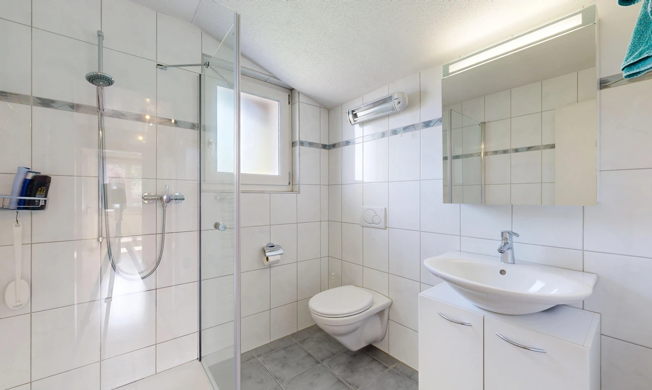 bad mit dusche, komplettes badezimmer, waschbecken, spiegel, und tile wall