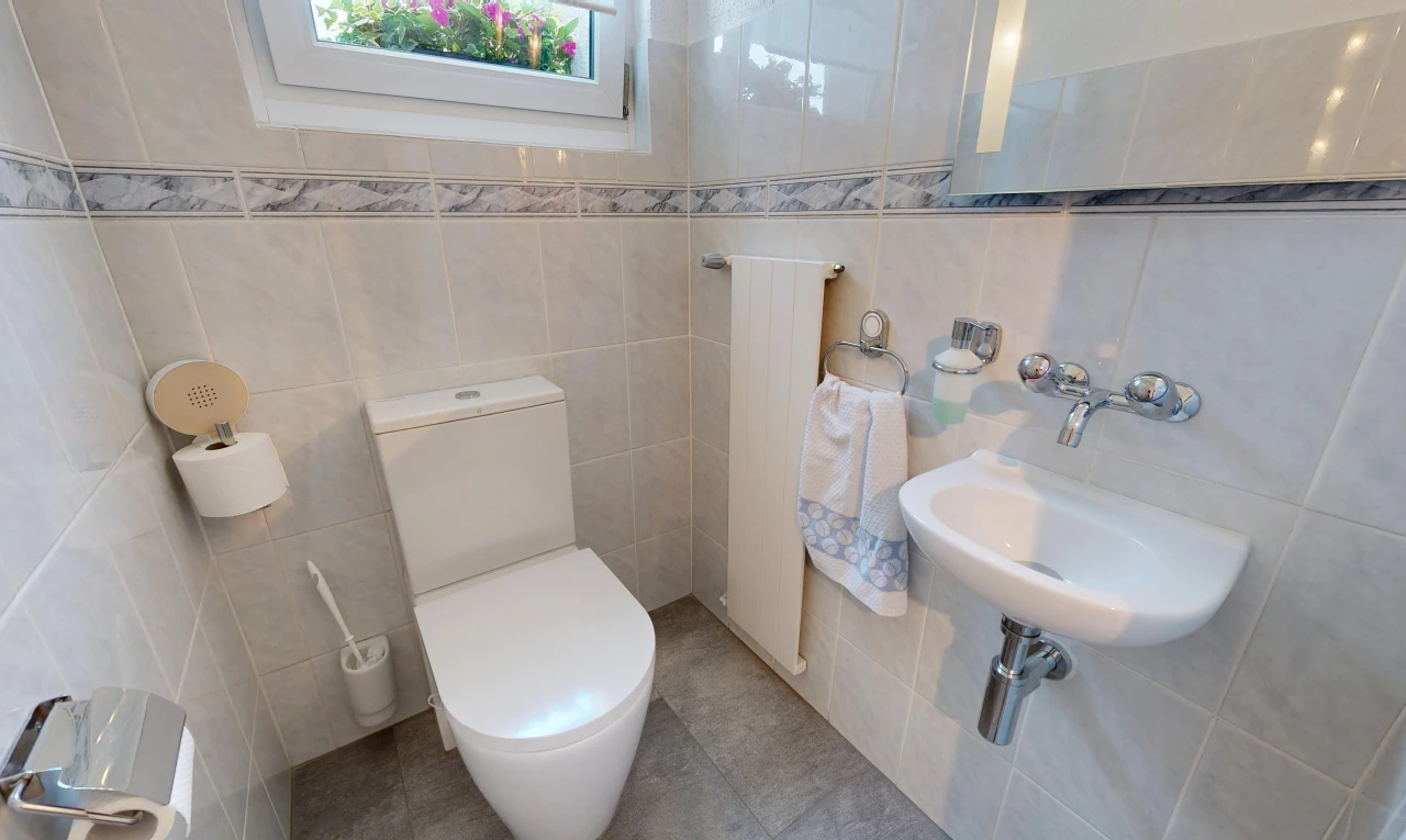bad mit tile wall, fliesenwand, spiegel, toilette, und waschbecken